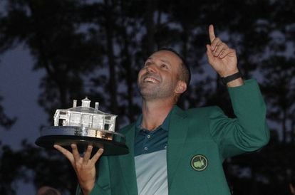 Sergio García recoge el trofeo y apunta al cielo.