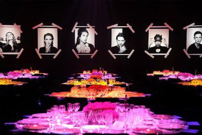 Imagen de la sala donde se celebró la cena, decorada con fotos de Karl Lagerfeld.