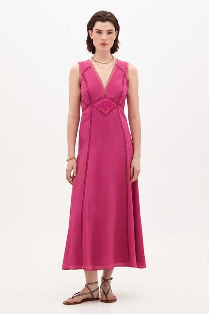 Hoss Intropia reinventa el clásico estilo lencero en clave ultrafemeni tiñéndolo en color rosa intenso. 199 €