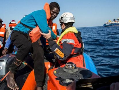 Un grupo de migrantes son rescatados en el Mediterráneo central frente a la costa libia, el 19 de enero.