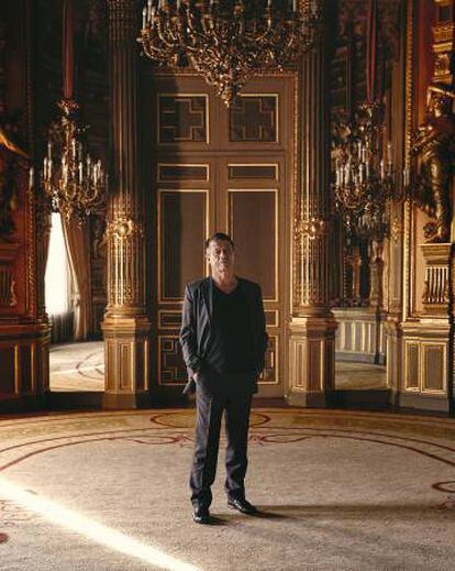 Retrato de escritor parisino en salón estilo francés. La Casa de América, de Madrid, viste tanto como un traje negro. Solo hay que saber cómo ponérselo.