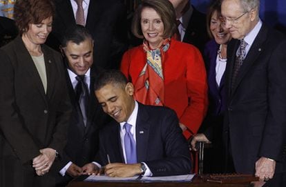 Obama firma la ley que pone fin a la discriminación de los homosexuales en el Ejército