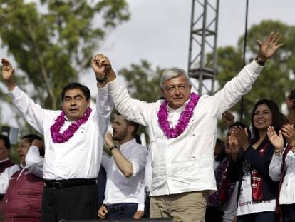 Miguel Barbosa y Andrés Manuel López Obrador en el cierre de campaña en Puebla.