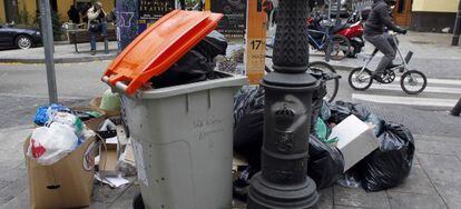Basuras sin recoger en Lavapiés durante la huelga, el pasado día 18.