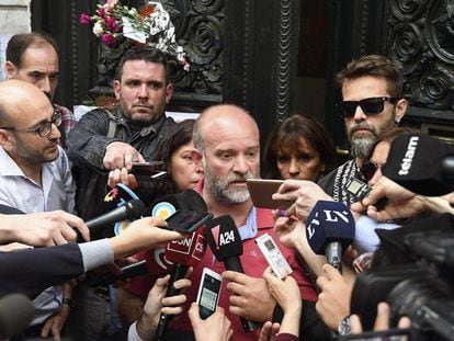 Sergio Maldonado, junto a Andrea Antico y Germ&aacute;n Maldonado (de anteojos) reconocen ante la prensa la identidad de su hermano.