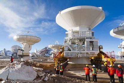 Colocación de una de las antenas del observatorio astronómico internacional ALMA, en Chile.