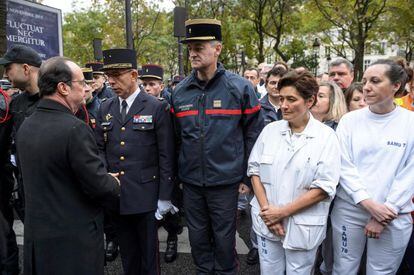 Francois Hollande felicita a miembros de los servicios de seguridad y rescate que actuaron en el ataque a la sala Bataclan.
