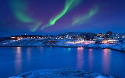 Una aurora boreal en el pueblo de Ilulissat, en Groenlandia.