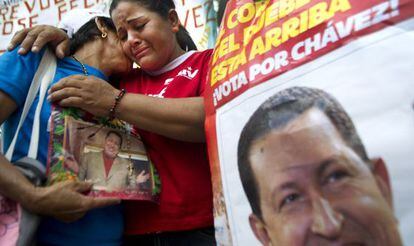 Dos mujeres venezolanas lloran por el presidente Ch&aacute;vez.