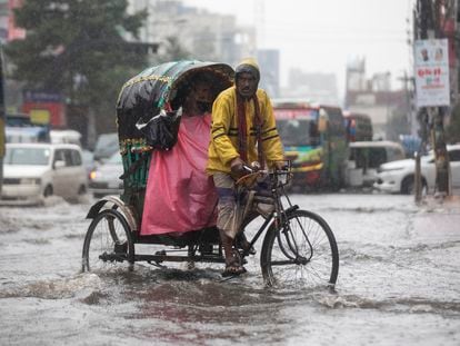 Un hombre pedaleaba en diciembre en una calle anegada por el ciclón Jawad, en Daca (Bangladés).