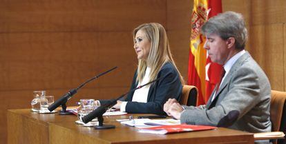 Cristina Cifuentes junto a &Aacute;ngel Garrido en la rueda de prensa tras el Consejo de Gobierno.