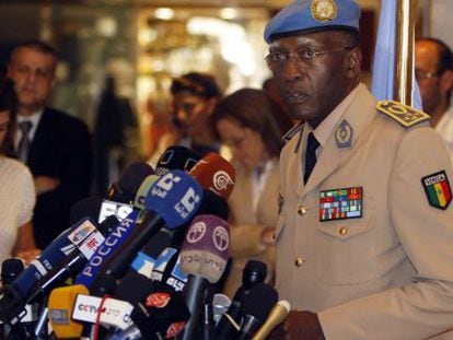 El general Gaye, en rueda de prensa desde Damasco (Siria), al frente de un equipo de la ONU, en agosto de 2012.