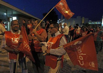 Algunos trabajadores comienzan la huelga general en Lisboa.