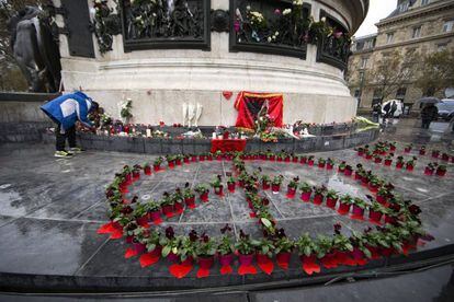 Un gran símbolo de la paz construido con flores adorna la Plaza de la República, donde se han concentrado los parisinos para recordar los ataques de hace un año.