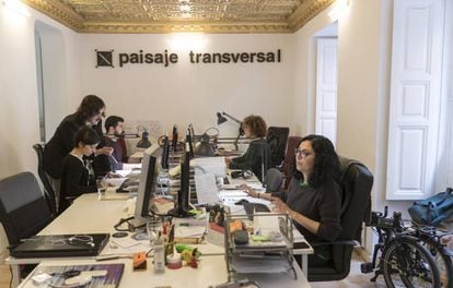 Ángela Peralta, Jon Aguirre Such, Jorge Arévalo, Sonia Ortega y Laura L. Ruiz en el estudio de urbanismo de Paisaje Transversal