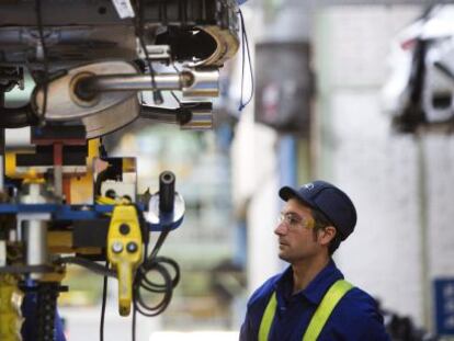 Un trabajador en la cadena de montaje de la factor&iacute;a de Ford. 