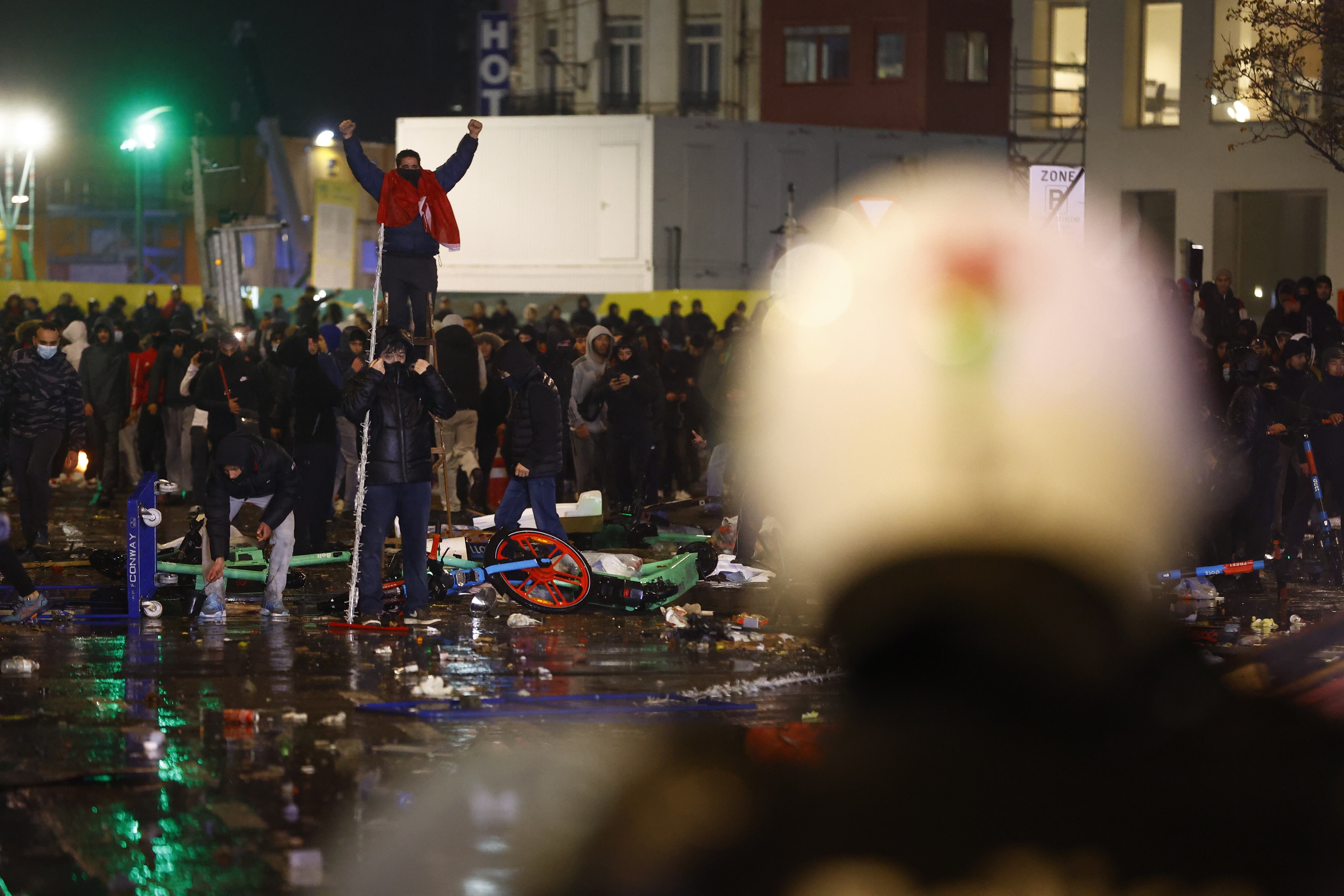 Una calle de Bruselas durante los actos vandálicos que se han desencadenado después de la victoria de Marruecos contra Bélgica en el Mundial de Qatar.