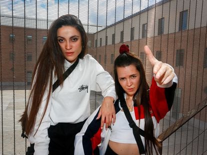 Ainhoa Vidal y Laura Campins, del grupo rapero Las Ninyas del Corro en el centro cultural Conde Duque de Madrid.