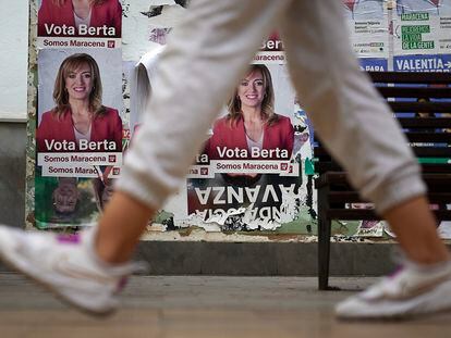 Carteles electorales en Maracena (Granada), con la imagen de la entonces alcaldesa, la socialista Berta Linares.