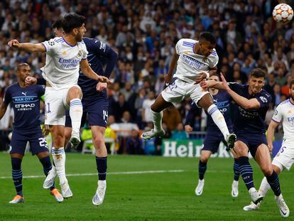 El delantero brasileño del Real Madrid Rodrygo cabecea el balón para anotar el segundo gol de su equipo.