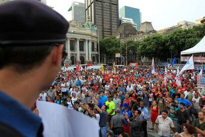 Cientos de polic&iacute;as y bomberos congregados para decidir ir a la huelga.