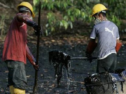Trabajadores limpian en 2007 en Taracoa (Ecuador) la zona afectada por el vertido de Texaco.  