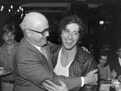 Gerald Schoenfeld (izquierda) abraza a Al Pacino en 1979.