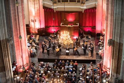 Vox Luminis, repartido en tres grupos diferentes, durante su interpretación de dos Pasiones alemanas en la Catedral de Utrecht el pasado martes.