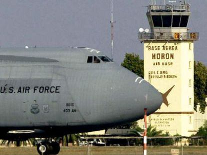 Avión C-5 Galaxy de la Fuerza Aérea de Estados Unidos, en la base aérea de Morón de la Frontera, en Sevilla.