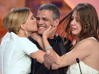 Abdellatif Kechiche, junto a las actrices Adèle Exarchopoulos y Léa Seydoux, que lo besa al recibir la Palma de Oro.