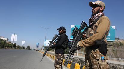 Unos talibanes hacían guardia este miércoles en un puesto de control de Kabul.