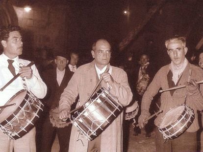 Luis Buñuel (en el centro), en Calanda.