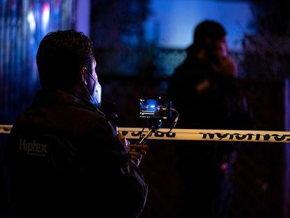 Un reportero graba la escena de un crimen en Tijuana, este domingo.