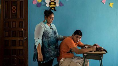 Jose Ángel, un chico con autismo de Honduras junto a su madre.