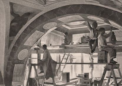 'Diego Rivera trabajando' (a la izquierda, de espaldas).