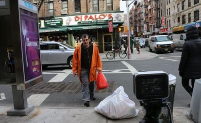 Leiro, de compras por Chinatown en un momento del documental de Aser Álvarez.