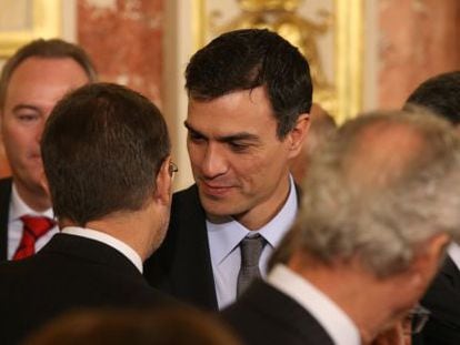 Pedro S&aacute;nchez saluda al ministro de Justicia, Rafael Catal&aacute;.