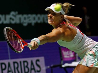 Kerber devuelve la pelota contra Keys.