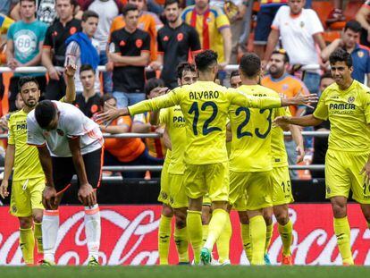 Los jugadores del Villarreal celebran un gol al Valencia.