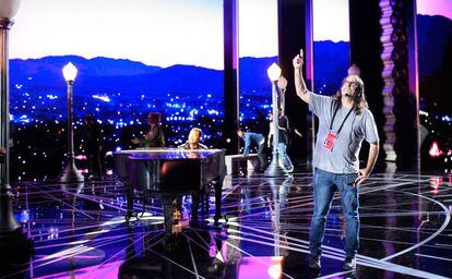 Glenn Weiss, con John Legend durante los ensayos de los Oscar 2017.