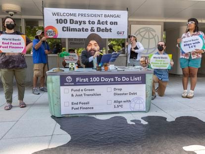 Activistas reclamando al nuevo presidente del Banco Mundial una acción decidida contra el cambio climático, la semana pasada en Washington.
