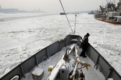 Vista a bordo de un barco para partir las placas de hielo sobre el Danubio cerca de la ciudad de Giurgiu, a 70 kilómetros al sur de Bucarest. Rumanía, Bulgaria y Hungría han suspendido el tráfico fluvial por las heladas.
