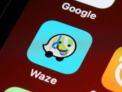 Logo de Apple Maps dentro de Waze.