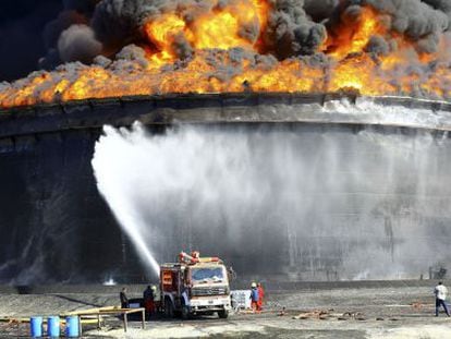 Un incendio en un tanque petrolero, tras el impacto de un misil, en Ras Lanuf, Libia, en diciembre.