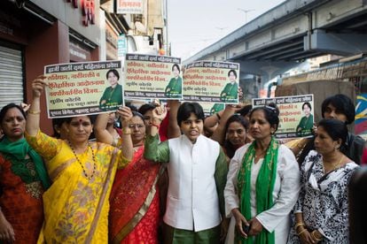 A mediados de 2016, feministas encabezadas por Trupti Desai se manifestaron en contra de las prohibición de entrada de las mujeres a diversos templos hindúes, entre ellos el de Shani Shingnapur de Ahmednagar, a 300 kilómetros de Mumbai.