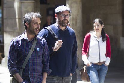 Martiño Noriega, en el centro, junto al alcalde de A Coruña durante un paseo por Santiago.