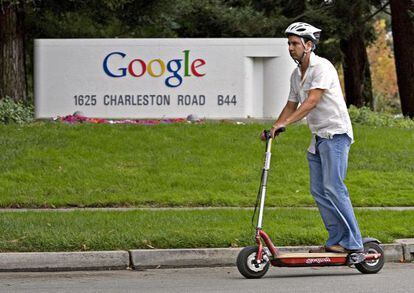 Un hombre sobre un patinete, en la sede central de Google en California. 
