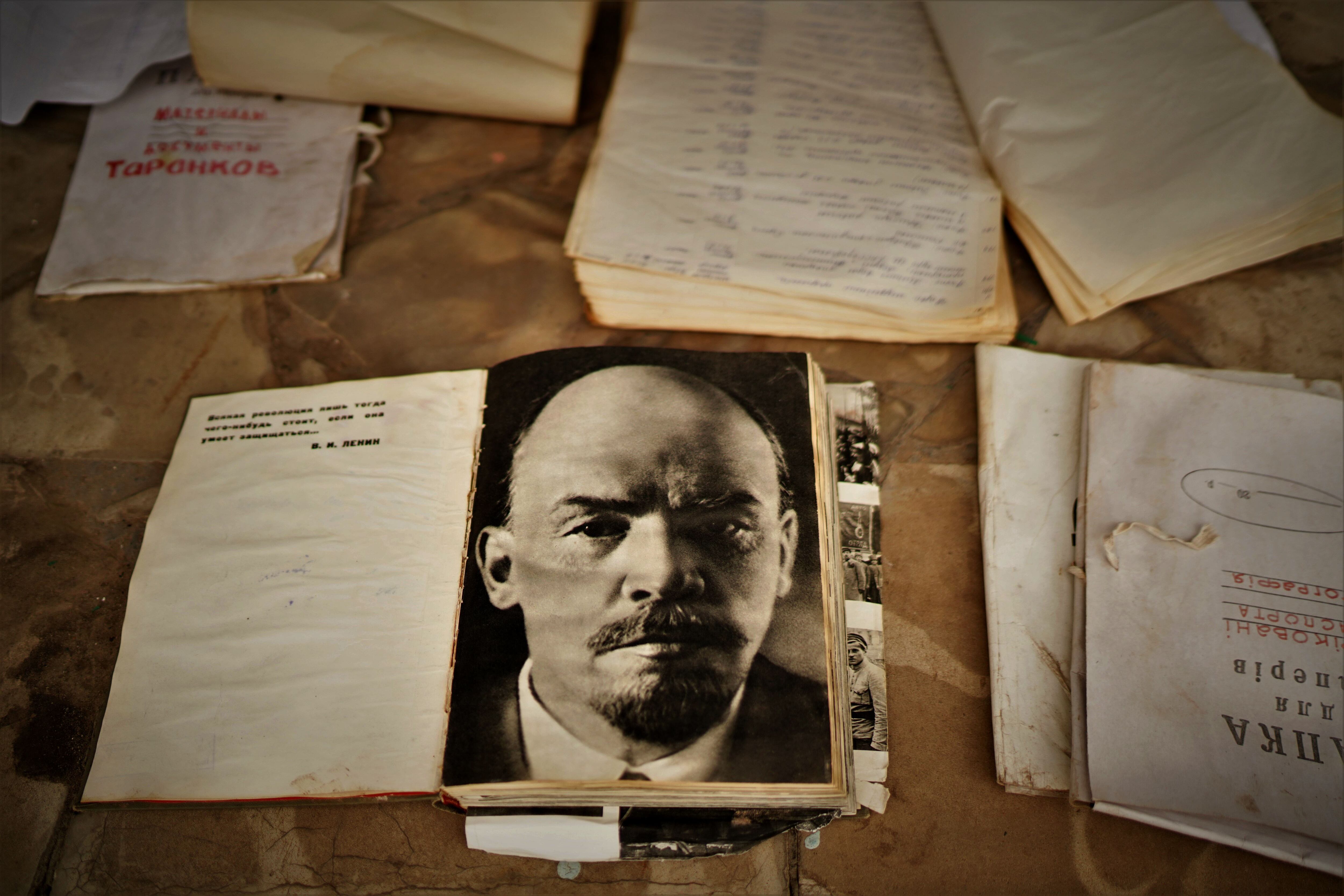 Libros rescatados del Museo de Historia de Kupiansk tras un ataque ruso.