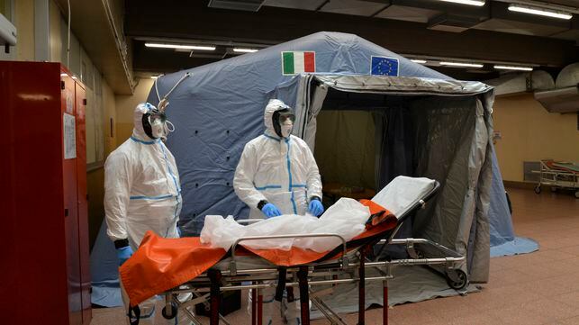 TURIN, ITALY - 2020/03/06: Staff members assigned for Coronavirus tests at the Molinette hospital in Turin.
Italy registered a 25% surge in coronavirus cases in 24 hours, with infections remaining centered on outbreaks in two northern regions, Lombardy and Veneto, 2.502 people were infected by the novel Coronavirus so far (among these 79 people died - mainly because of a previous and serious clinical picture compromised by the virus, 2263 people are currently positive and 160 people already recovered). The spread marks Europes biggest outbreak, prompting Italian Government to issue draconian safety measures. (Photo by Diego Puletto/SOPA Images/LightRocket via Getty Images)