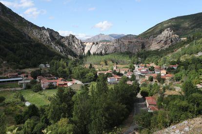 El pueblo de Barrios de Luna se encuentra a los pies del muro de contención.
